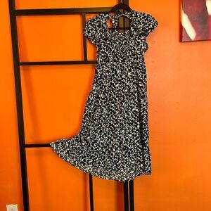 Old Navy Black & White Floral Smocked Midi Dress – Size M